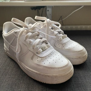 Nike Air Force - Hej! Jag säljer mina vita Nike Air Force skor, då dem inte kommer till användning längre. Skicka ett meddelande om du är intresserad så kommer vi överens om ett pris! 