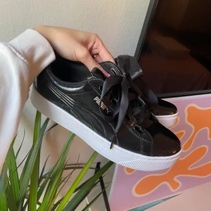 Skor - Super snygga lack sneakers med sidenband från puma. Använda ett fåtal gånger! 🖤
