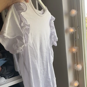 Denna fina T-shirt från zara - Säljer denna fina tröjan från ZARA! Använder inte och tycker att den borde åka till någon annan❤️