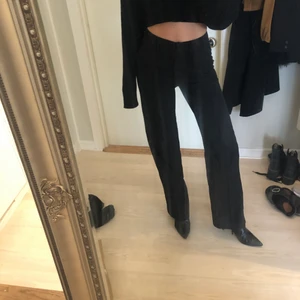 Vida Kostymbyxor med slits - Vida kostymbyxor med slits baktill. Höga i midjan (går precis över naveln typ). Älskar dessa men är tyvärr lite för små för mig. Köparen står för frakten 