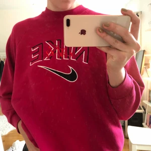 NIKE retro sweatshirt - En rosa Nike retro sweatshirt beställd från Rick’s Retro UK. Säljer pga för liten storlek. Nypris 50£ så runt 600 kr. Fint skick! 🤩 Kan både fraktas och mötas upp i Stockholm. 