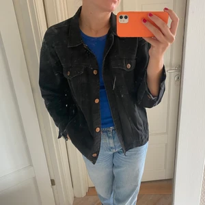Jeansjacka  - Svart jeansjacka från MONKI❤️ skriv privat för fler frågor/bilder! 