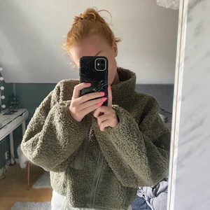 Tjock Zipper😁 - Säljer min nästan helt oanvända zipper-tröja!! Den är i ett jättebra skick🤍Den är i ett annat material på insidan vilket gör att man inte svettas i den!!💓Köparen står för frakten💛💛
