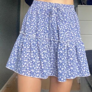 Blommig Kjol💙💜 - Använt endast en gång och är i ett superbra skick😁 Köparen står för frakten!!💓