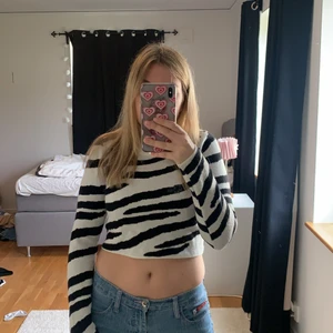 Stickad tröja - Svartvit långärmad stickad tröja! Använd fåtal gånger ✨