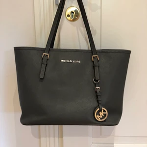 Michael Kors väska - Fint skick, mörkgrått läder, silver hardware