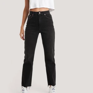 Svarta jeans - Säljer dessa riktigt snygga jeans från nakd! De är lite gråsvarta i färgen som ni ser i bilden. Jag gillar verkligen dessa jeans men de kommer inte till användning längre. Det är i bra skick. Köparen står för frakten💓