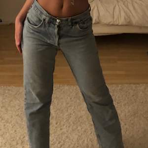 LÄGGER UPP IGEN, säljer mina vintage Levis jeans köpta på humana i Göteborg, 73 cm i innerbenslängden och går ner över fötterna på mig, de har ett pyttelitet hål på innersidan av benet nere vid foten :) jag har storlek 36 på Zara jeans som jämnförelse storleksmässigt! DIREKT PRIS 400kr frakt ingår 