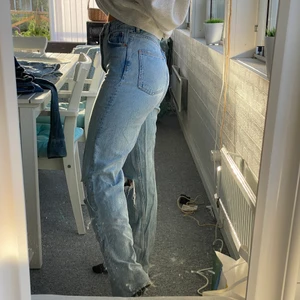 Zara jeans  - Säljer dessa högmidjade jeans från zara med hål på knäna! Som nyskick! 💙👖
