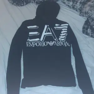 Skit snygg Emporio Armani hoodie ( äkta) finns fungerande Scan på den, använd 2 gånger, inte Söndrig nånstans, storlek S, ny pris kostar runt 1000kr, 
