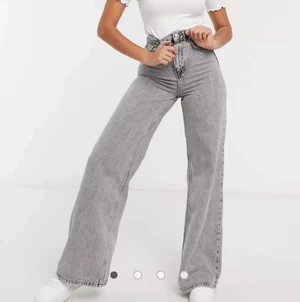 Jeans  - Säljer mina jeans den asos i storleken 28 som tyvärr är för stora för mig❤️ skulle säga att dom är normal 28❤️ 150kr❤️