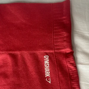 Gymshark Energy+Seamless - Ett par skitsnygga tights från Gymshark i den gamla Energy+Seamless kollektionen som ej finns på hemsidan längre. Färgen gör sig inte rättvis på bilderna, den är mer klar 🥰 Har tyvärr inte bättre bilder med dem på då jag inte får på mig de längre 🙃✌🏼 Inte använda många gånger alls tyvärr, legat i garderoben ett par år!