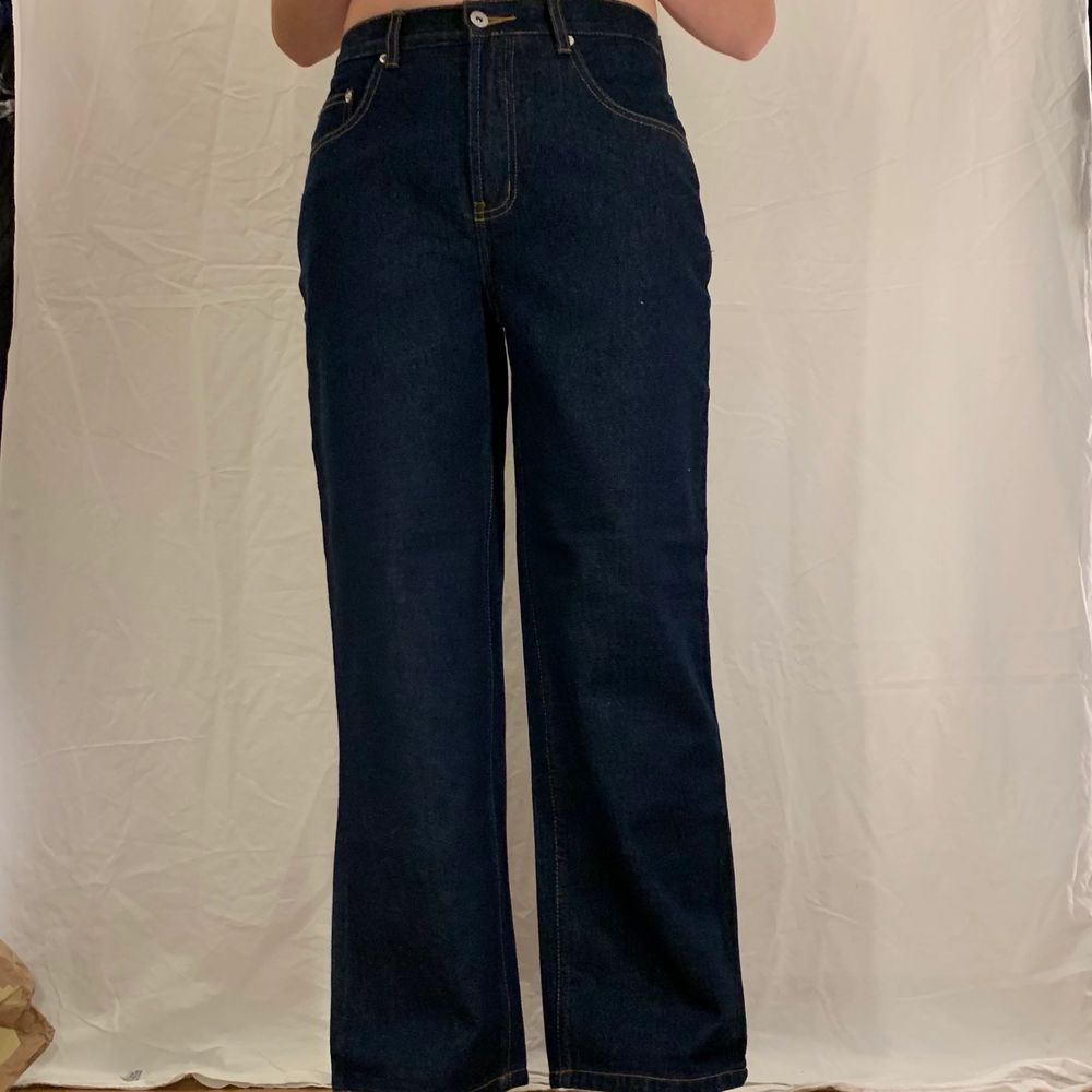 Mörkblå jeans från (A). Nyskick, prislapp kvar. . Jeans & Byxor.