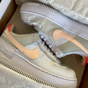 Nike air force 1 shadow - stl. 38,5 - Använda ett fåtal gånger så i bra skick, endast lite ”vikta” längst fram på skon som tyvärr lätt blir på air force. Dock ytterst lite(bild 3). Normala i storleken. Nypris: 1300:-