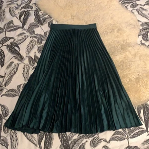 Plisserad grön kjol - En jättefin kjol som dessvärre är en storlek för liten för mig. 