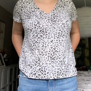 T-shirts/M - Säljer dessa två tillsammans för lågt pris. Nästan aldrig använda! Begagnade sen innan men inga täcken på slitage❤️