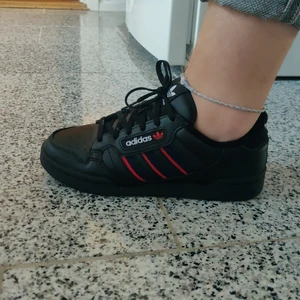 Adidas continental 80 stripes svarta - Beställde av misstag två par och hann inte lämna tillbaka. Helt oanvänd kvar i lådan. Storlek 38 men den är lite liten. Ord pris 650 kr. Kan mötas upp i Lund. Frakt tillkommer vid behov.