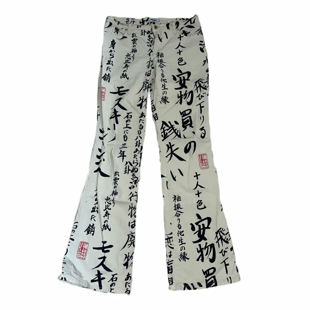 Otroligt sällsynta jeans från moschino med japansk skrift tryck. Sjukt bra skick och inga slitningar eller hål i tyget. Byxorna är mid Rise med dragkedja och ganska stretchigt material. Storlek 30 och passar en 36/s. Jeans & Byxor.