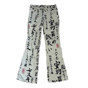 Otroligt sällsynta jeans från moschino med japansk skrift tryck. Sjukt bra skick och inga slitningar eller hål i tyget. Byxorna är mid Rise med dragkedja och ganska stretchigt material. Storlek 30 och passar en 36/s