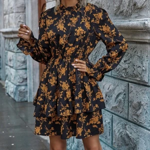 Klänning  - Fin klänning svart med blommönster  storlek m använd 1 gång 