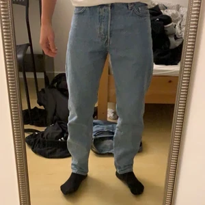 Weekday barrel jeans 28/30 - Jag är  170 och byxorna passar perfekt. Dem är i straight leg form och är inte för tajta eller för vida
