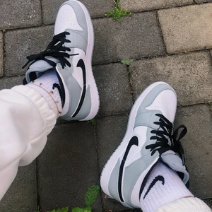 Air Jordan 1 mid  - Air Jordan 1 Mid Light Smoke Grey (strl 39). Köptes för 4410 kr, använts 2 gånger för plåtning men är för små för mig, säljer dom nu för 1500. Mycket bra skick! 