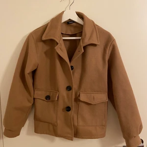 Brun kappa höst - Brun mysig höstkappa från Bohoo som tyvärr är för liten för mig, så inte kunnat använda den mycket alls. Nyskick. Perfekt för hösten! Storlek 38 (xs/s) 