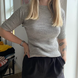 Stickad t-shirt  - Grå stickad t-shirt ifrån Carin Wester i storlek small, passar även medium 🌊 betalning via swish.