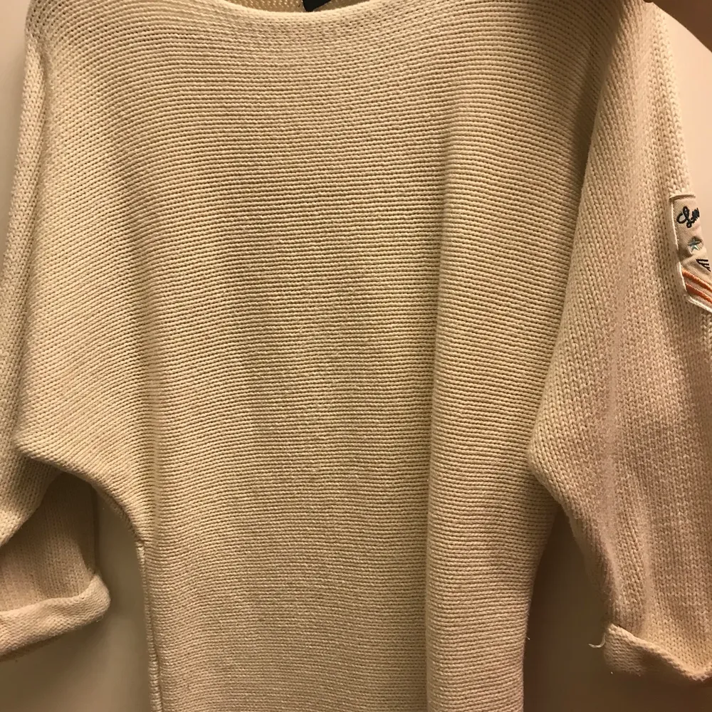 Jätte fin beige/vit stickad tröja ( ej jag som stickat den ) nästan aldrig andvänd 🤍. Hoodies.