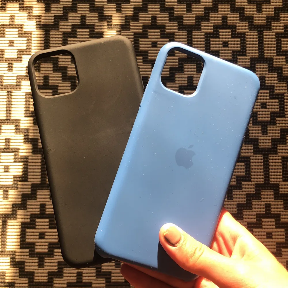 Säljer två stycken iPhone skal, i blått och i svart. Skalen är unisex vilket betyder att dem passar både killar och tjejer. Skalen är i fint skick och använda i ett fåtal gånger. Säljer dessa för 40 kr styck.. Accessoarer.