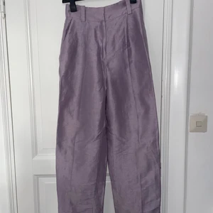 Lila kostymbyxor &otherstories - Lila kostymbyxor i en smått oversized fit. Storlek 36 från &otherstories. Använt ca 1-2 gånger 