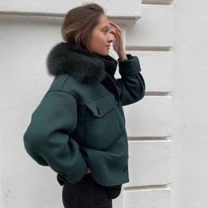 Meotine Jacka  - Jag säljer min Gröna Meotine jacka som nästan aldrig är använd, buda från 1700 kr privat! Jackan är i mycket fint skick och sjukt snygg, fler bilder finns! 💚 Pris kan diskuteras vid snabbt köp!