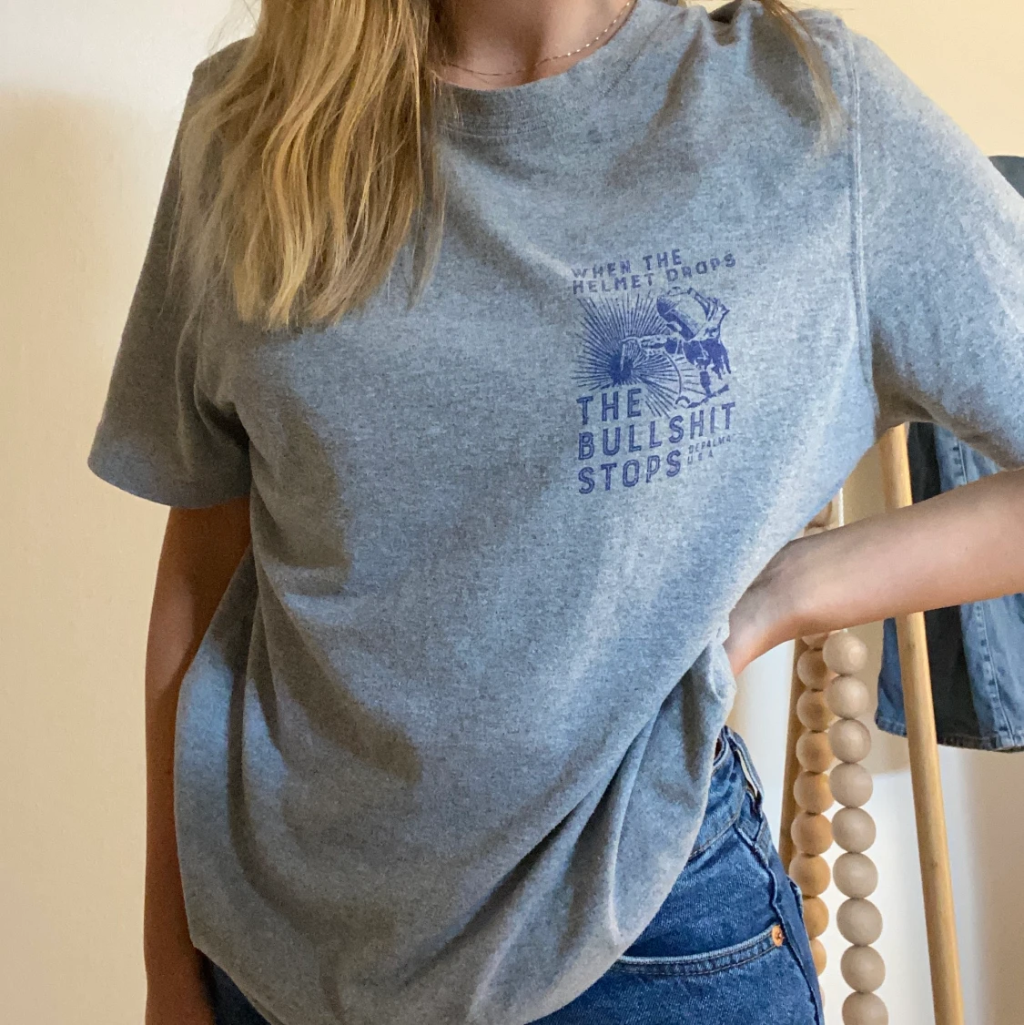 Grå t shirt med coolt motiv