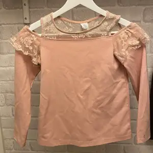 Rosa tröja, med fina detaljer på axlarna, och öppet över axlarna ❤️ Storlek 134-140, köpt från Lindex 👍🏻 köparen står för frakten, betalning sker via swish🥰