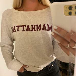 Snygg och trendig sweatshirt från cubus med trycket ”MANHATTAN”. Knappt använd då det inte riktigt är min stil!!☀️☀️ 