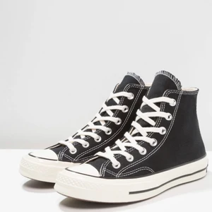 Svarta converse - Helt nya svarta converse, med extra sömmar som detaljer, så snyggt! Helt oanvända, kartong och allt kommer med. Säljer pga jag beställde två par, strl 40 men passar även 39! Köpta för 1000kr