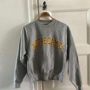 Vintage hoodie - En jättesnygg, trendig vintage Hoodie i storlek S (over size) ☀️   Obs! Endast budgivning: från 85 kr ☀️ frakt: 76 kr kolla gärna in mina andra annonser :)) Färg: grå med gul text där det står ”Notre Dame” 