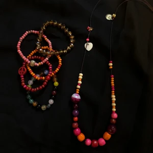 smycken - långt pärlhalsband i olika pärlfärger och fem fina handgjorda armband med älta slipade stenar. Säljs i set❤️🧡💛