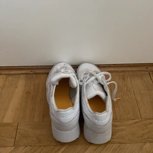 Reedbook skor  - Jätte bra skick. Har bara andvänt dom två gånger. Säljer dom då de är för små.Köpte de för 1000. 300 kr inklusive frakt.