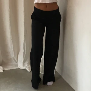 Lågmidjade kostymbyxor  - Säljer dessa svarta, lågmidjade kostymbyxorna från Stella McCartney. sjuuukt snygga 💕💕 buda i kommentarerna eller köp direkt för 400!! Jag (på bilden) är 168 💕