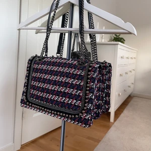 Zara handväska - Säljer denna fina väska från Zara💙 Köpte för några år sedan och har använts vid 1 tillfälle och är i perfekt skick! Perfekt storlek och stil till såväl dag som natt👜❤️‍🔥 tillägg: extra bild på axelbandet/kedjan!