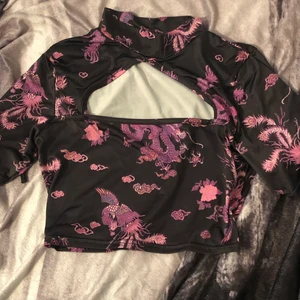 Topp  - Säljer denna jättesöta toppen med drakmönster, strl S men skulle passa dig i strl XS, köparen står för frakten💋