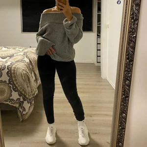Off-shoulder - En knappt använd off-shoulder Knit! Passar nog mellan Xs-M. kan skicka mot Frakt 🤍