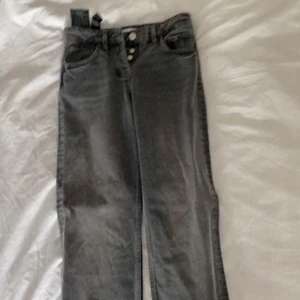 Gråa zara jeans i strl 32 - Säljer dessa populära hyfsat lågmidjade gråa jeans från Zara då de inte passar mig! Helt oanvända. Budgivning i kommentarsfältet!