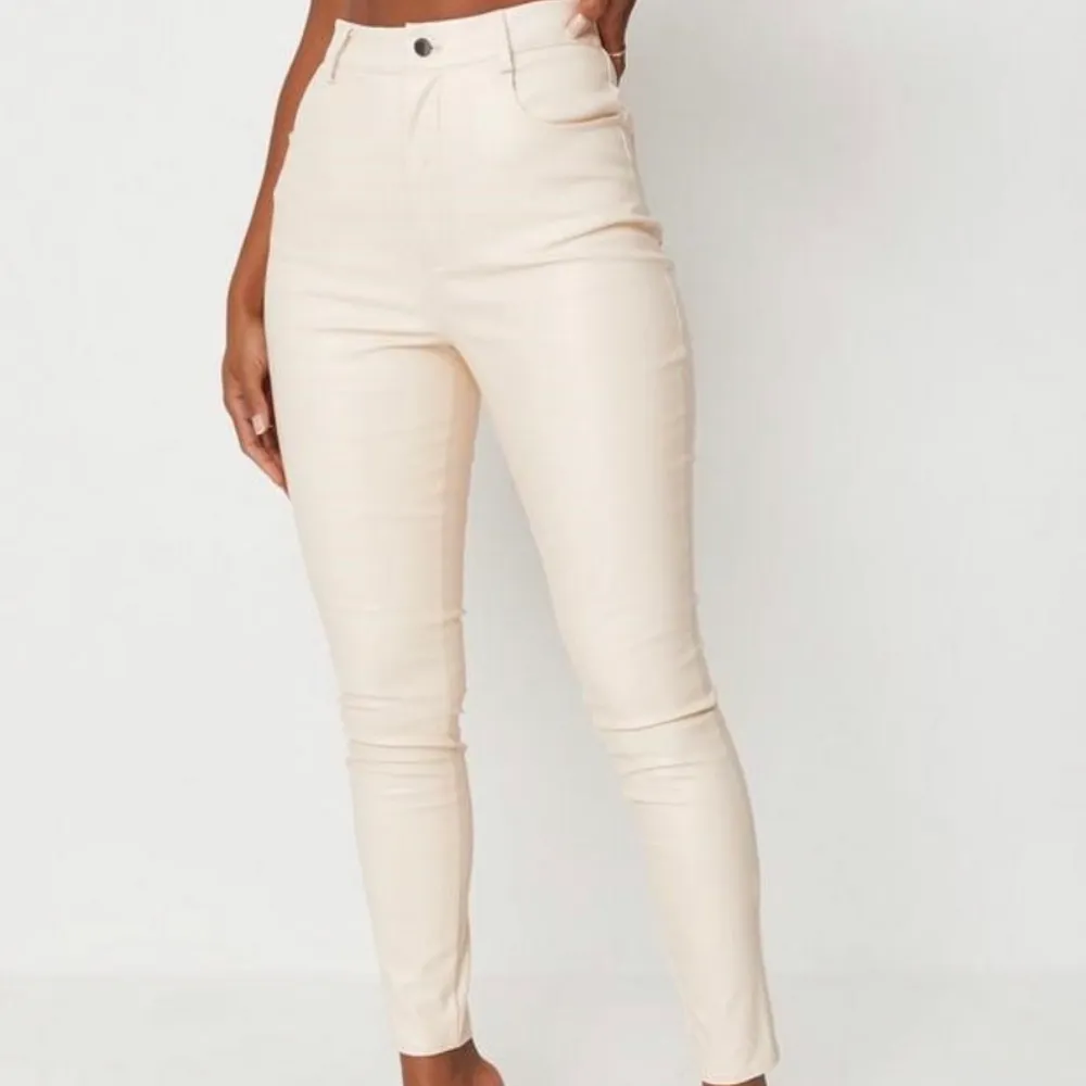 Läder byxor i creamig färg, passar perfekt men kommer inte till användning . Jeans & Byxor.