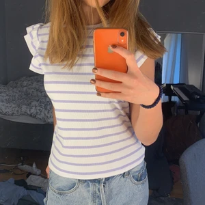 Randigt linne med volang - Jätte fint linne med volang💓 helt oanvänt🥰 köpt i en butik i Spanien som ej finns här i Sverige💓 storlek L men passar mig med S/M💓