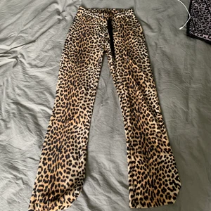 Mjukisbyxor från GinaTricot  - Säljer ett par mjukisbyxor från GinaTricot i storleken Xs som jag jag inte använder längre, superskönt material?!💕 Kom privat vid frågor 