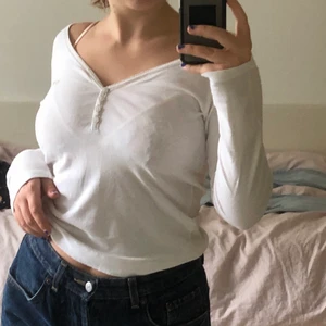 Calvin Klein tröja - En långärmad calvin Klein tröja. Vit utan fläckar eller liknande, sömmarna är i en guldig tråd. Funkar off the shoulder, nedgliden på ena axeln eller relativt urringad. Skriv vid frågor eller för fler bilder!!!