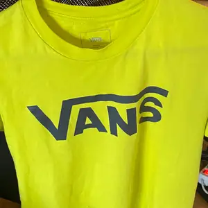 Snygg neongul vans t-shirt som tyvärr inte kommer till andvändning. Passar nog allt mellan xs/s/m. Ordinarie pris 349kr.