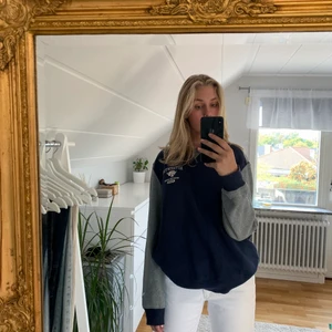 Cool collegetröja från puma - Vintage Collegetröja från puma storlek l (man) men blir oversized på s/l i damstorlek. Använd men fortfarande väldigt bra skick, inte sönder någonstans! 200kr